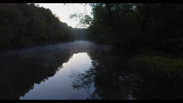 Un puente sobre un cuerpo de agua — Vídeos de Stock