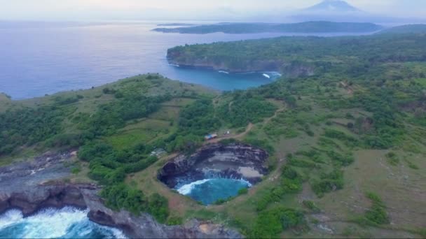 Un grande specchio d'acqua con una montagna sullo sfondo — Video Stock