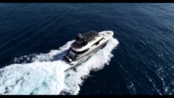 A man riding a wave on top of a body of water — Stock Video