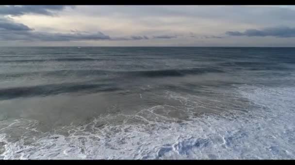 Знак на пляже — стоковое видео