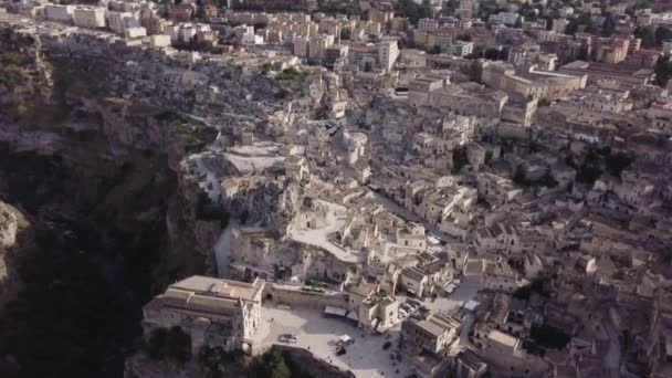 Un grande edificio in pietra con una montagna sullo sfondo — Video Stock