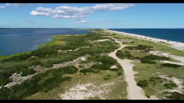 Büyük bir su kütlesi.