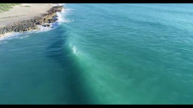 Suyun kenarında bir işaret.