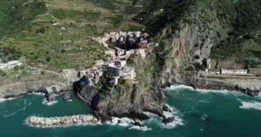 Kayalık bir dağa yakın çekim