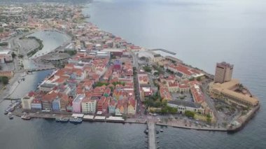 Suyun içinde büyük bir tekne.