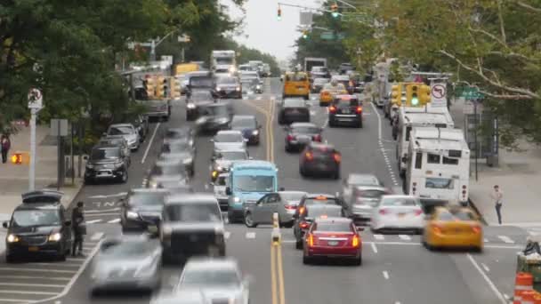 Un coche que conduce por una calle ocupada llena de mucho tráfico — Vídeo de stock