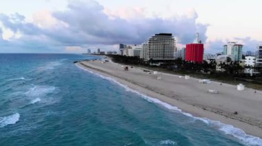 Bir su kütlesindeki büyük bir gemi.