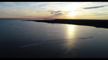 Bir su kütlesinin üzerinde gün batımı