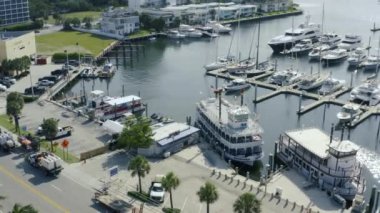 Arka planda bir şehir olan suda bir tekne.