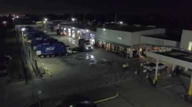 Gece bir şehir manzarası