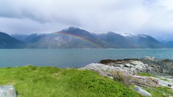 Un plan d'eau avec une montagne en arrière-plan — Video