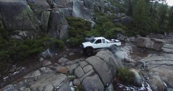 Una gran cascada sobre un acantilado rocoso — Vídeos de Stock