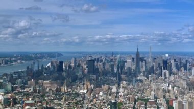 Arkasında dağ olan bir şehir manzarası