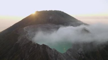 Karla kaplı bir dağ manzarası