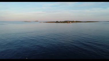 Büyük bir su kütlesi.