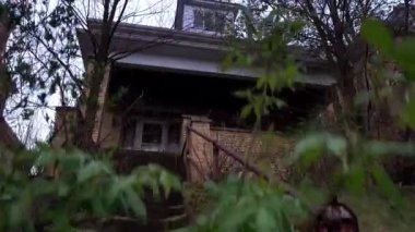 Ağacın önündeki bir işaret.