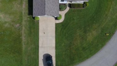 Binanın yan tarafında bir tabela.