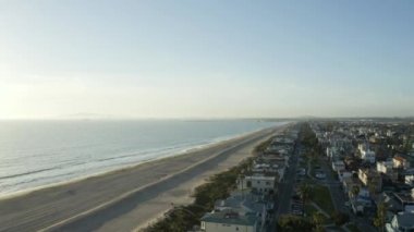 Bir su kütlesinin üzerinde bir köprü