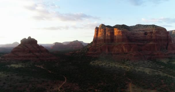 Un canyon qui a un panneau sur le flanc d'une montagne — Video