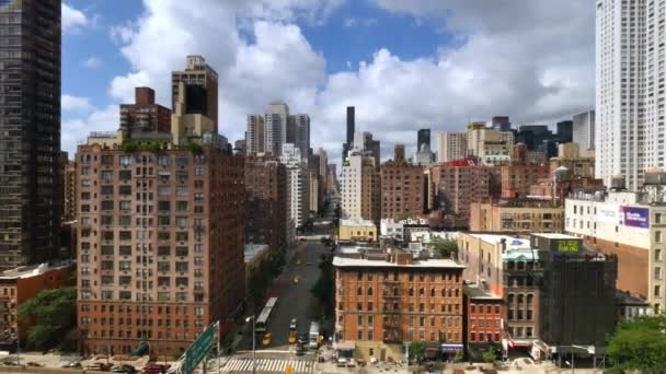 Un edificio alto en una ciudad — Vídeos de Stock