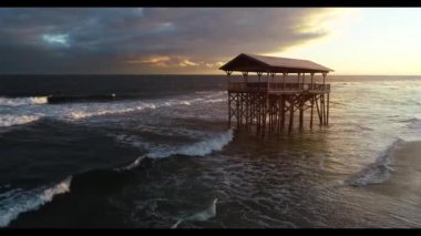 Suyun önünde iskelesi olan bir sahil.