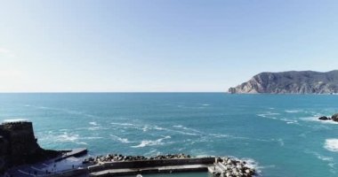 Büyük bir su kütlesi içinde küçük bir tekne.