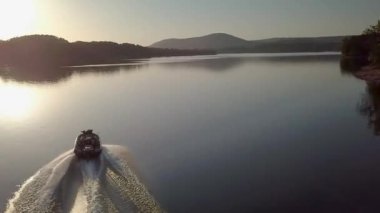 Nehir boyunca bir su kütlesinin yanında yüzen bir tekne.