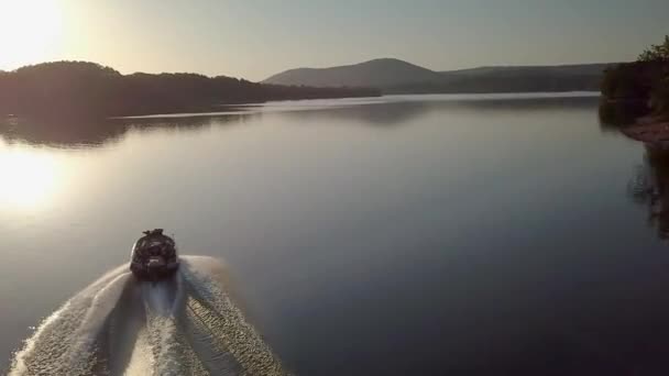 Un bateau flottant le long d'une rivière à côté d'un plan d'eau — Video