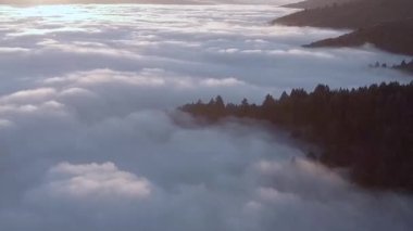 Gökyüzündeki bulutların yakın çekimi