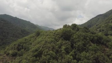 Dağın yamacında bir işaret.