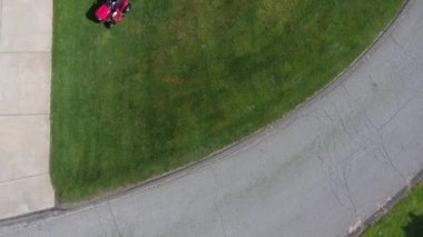 Rampanın kenarında grafiti olan bir bina.