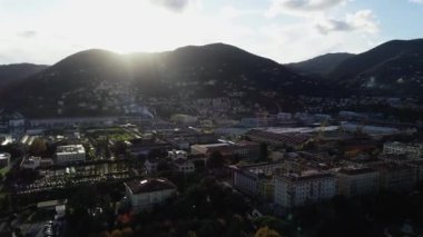 Arka planda büyük bir dağ.