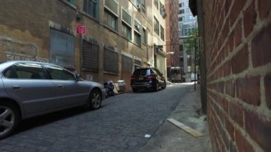 Binanın kenarına park etmiş bir araba.