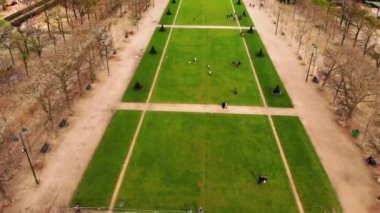 Çitlerin arasından akan bir nehir