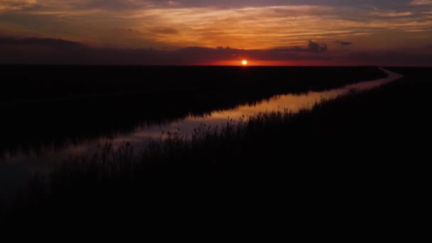 Ein Sonnenuntergang im Hintergrund — Stockvideo