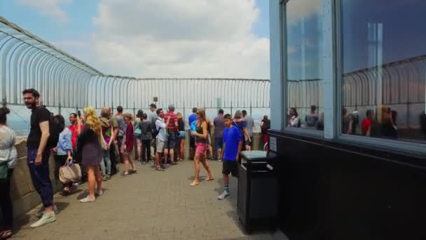 Група людей, що стоять перед будівлею — стокове відео