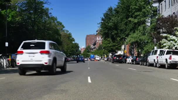 Ein am Straßenrand geparktes Polizeiauto — Stockvideo