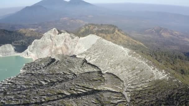 Una vista de una montaña rocosa — Vídeo de stock