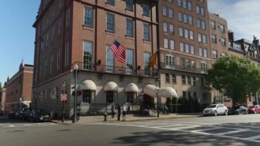 Binanın önünde bir cadde.