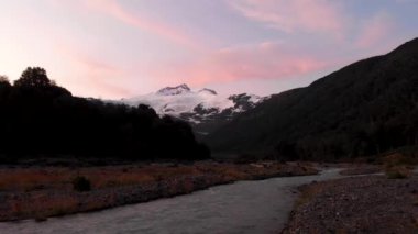 Dağın yamacında bir işaret.