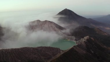 Dağın yamacında bir işaret.