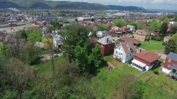 Un grand bâtiment avec une montagne en arrière-plan — Video