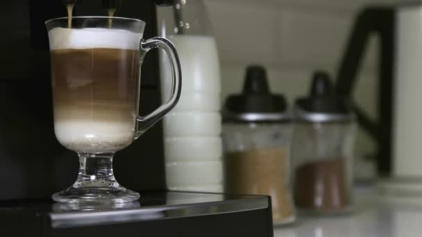 Egy közeli kép egy kávéscsészéről a pulton — Stock videók