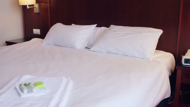 Ένα κρεβάτι σε ένα δωμάτιο ξενοδοχείου — Αρχείο Βίντεο
