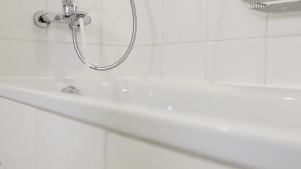 Pokoj s umyvadlem a zrcadlem — Stock video