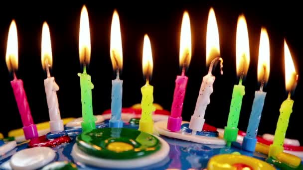 Un pastel de cumpleaños con velas encendidas — Vídeo de stock