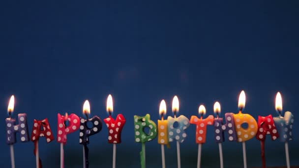 Торт на день рождения с зажженными свечами — стоковое видео