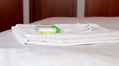 Yatağın üstünde oturan bir pasta.