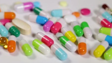 Bir grup plastik oyuncak.