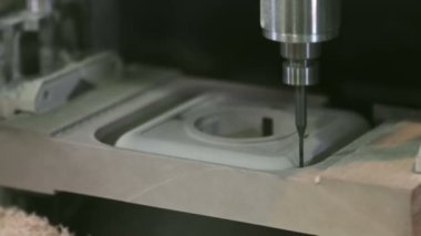 Bir makine odun öğütüyor.